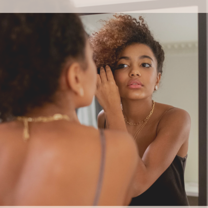 3 Common Fashion Mistakes to Avoid - featured image - woman in front of the mirror putting her mascara